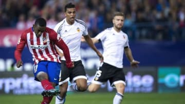 MADRID, SPAIN - OCTOBER 25: Jackson Arley Martinez (L) of Atletico de Madrid scores their opening goal during the La Liga amtch between Club Atletico de Madrid and Valencia CF at Vicente Calderon Stadium on October 25, 2015 in Madrid, Spain. (Photo by Gonzalo Arroyo Moreno/Getty Images)