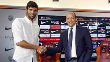 ROME, ITALY - AUGUST 03: AS Roma new signing Federico Fazio poses with AS Roma General Manager Mauro Baldissoni at Centro Sportivo Fulvio Bernardini on August 3, 2016 in Rome, Italy. (Photo by Luciano Rossi/AS Roma via Getty Images)