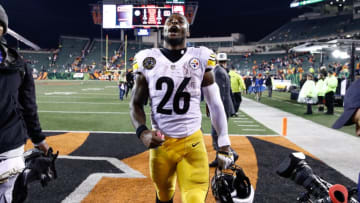 CINCINNATI, OH - DECEMBER 04: Le'Veon Bell #26 of the Pittsburgh Steelers celebrates after defeating the Cincinnati Bengals at Paul Brown Stadium on December 4, 2017 in Cincinnati, Ohio. (Photo by Andy Lyons/Getty Images)