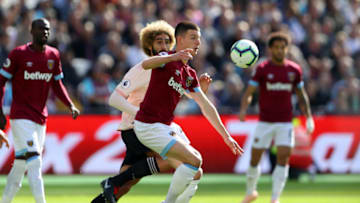 LONDON, ENGLAND - SEPTEMBER 29: Declan Rice of West Ham United competes for the ball with Marouane Fellaini of Manchester United during the Premier League match between West Ham United and Manchester United at London Stadium on September 29, 2018 in London, United Kingdom. (Photo by Warren Little/Getty Images)