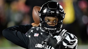 Nov 12, 2016; Louisville, KY, USA; Louisville Cardinals quarterback Lamar Jackson (8) warms up before the first half against the Wake Forest Demon Deacons during the second half at Papa John