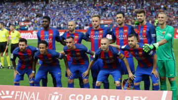 MADRID, SPAIN - MAY 27: FC Barcelona team line up priorthe Copa Del Rey Final between FC Barcelona and Deportivo Alaves at Vicente Calderon Stadium on May 27, 2017 in Madrid, Spain. (Photo by TF-Images/Getty Images)