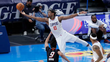LA Clippers center Daniel Oturu (10) reaches for a loose ball over OKC Thunder center Moses Brown (9): Alonzo Adams-USA TODAY Sports