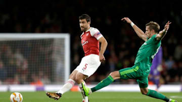 LONDON, ENGLAND - SEPTEMBER 20: Sokratis Papastathopoulos of Arsenal is challenged by Yuriy Kolomoyets of Vorskla Poltava during the UEFA Europa League Group E match between Arsenal and Vorskla Poltava at Emirates Stadium on September 20, 2018 in London, United Kingdom. (Photo by Henry Browne/Getty Images)