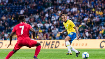 PORTO, PORTUGAL - MARCH 23: Everton Soares of Brazil (R) looks to bring the ball down during the International Friendly Match between Brazil and Panama at Estadio do Dragao on March 23, 2019 in Porto, Portugal. (Photo by Marcio Machado/Getty Images)