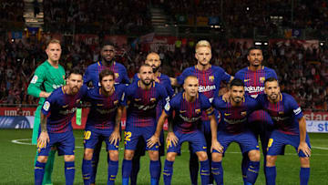 GIRONA, SPAIN - SEPTEMBER 23: The Barcelona team line up for a photo prior to kick off during the La Liga match between Girona and Barcelona at Municipal de Montilivi Stadium on September 23, 2017 in Girona, Spain. (Photo by Manuel Queimadelos Alonso/Getty Images)