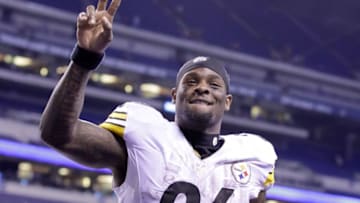 INDIANAPOLIS, IN - NOVEMBER 24: Le'Von Bell #26 of the Pittsburgh Steelers waves to the crowd after the 28-7 win over the Indianapolis Colts at Lucas Oil Stadium on November 24, 2016 in Indianapolis, Indiana. (Photo by Andy Lyons/Getty Images)