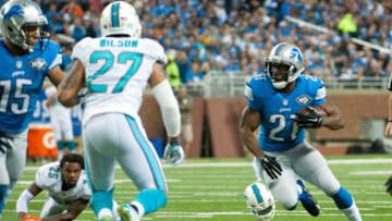 Nov 9, 2014; Detroit, MI, USA; Detroit Lions running back Reggie Bush (21) runs the ball during the first quarter against the Miami Dolphins at Ford Field. Mandatory Credit: Tim Fuller-USA TODAY Sports