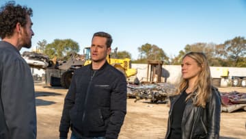 CHICAGO P.D. -- "Descent" Episode 609 -- Pictured: (l-r) Sean Gallagher as Gary McCoy, Jesse Lee Soffer as Det. Jay Halstead, Tracy Spiridakos as Det. Hailey Upton -- (Photo by: Matt Dinerstein/NBC)