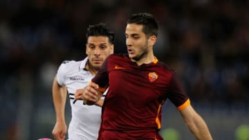 ROME, ITALY - APRIL 11: Kostas Manolas (R) of AS Roma competes for the ball with Sergio Floccari of Bologna FC during the Serie A match between AS Roma and Bologna FC at Stadio Olimpico on April 11, 2016 in Rome, Italy. (Photo by Paolo Bruno/Getty Images)