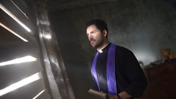THE EXORCIST: Alfonso Herrera in the "Heaven of Hell" episode of THE EXORCIST airing Friday, Dec. 1 (9:01-10:00 PM ET/PT) on FOX. ©2017 Fox Broadcasting Co. Cr: Sergei Bachlakov/FOX