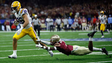 NEW ORLEANS, LOUISIANA - SEPTEMBER 04: Tight end Mason Taylor #86 of the LSU Tigers avoids a tackle by defensive back Renardo Green #8 of the Florida State Seminoles at Caesars Superdome on September 04, 2022 in New Orleans, Louisiana. (Photo by Chris Graythen/Getty Images)