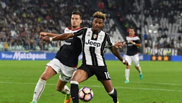 TURIN, ITALY - SEPTEMBER 21: Mario Lemina (R) of Juventus FC is challenged by Luca Ceppitelli of Cagliari Calcio during the Serie A match between Juventus FC and Cagliari Calcio at Juventus Stadium on September 21, 2016 in Turin, Italy. (Photo by Valerio Pennicino/Getty Images)