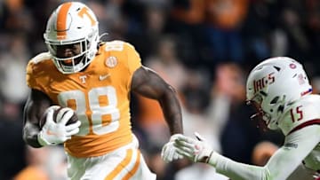 Tennessee tight end Princeton Fant (88) runs the ball as South Alabama safety Yam Banks (15) defends during a game against South Alabama at Neyland Stadium in Knoxville, Tenn. on Saturday, Nov. 20, 2021.Kns Tennessee South Alabama Football