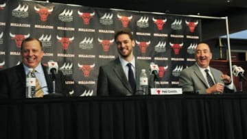 Jul 18, 2014; Chicago, IL, USA; Chicago Bulls head coach Tom Thibodeau (left) and general manager Gar Forman (right) sit with newly signed center Pau Gasol during a press conference at the United Center. Mandatory Credit: David Banks-USA TODAY Sports
