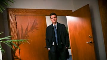 The Flash -- "So Long and Goodnight" -- Image Number: FLA616a_0243b.jpg -- Pictured: Hartley Sawyer as Dibny -- Photo: Sergei Bachlakov/The CW -- © 2020 The CW Network, LLC. All rights reserved