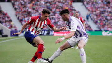 MADRID, SPAIN - APRIL 27: Santiago Arias (L) of Atletico de Madrid competes for the ball with Waldo Rubio (R) of Real Valladolid CF during the La Liga match between Club Atletico de Madrid and Real Valladolid CF at Wanda Metropolitano on April 27, 2019 in Madrid, Spain. (Photo by Gonzalo Arroyo Moreno/Getty Images)