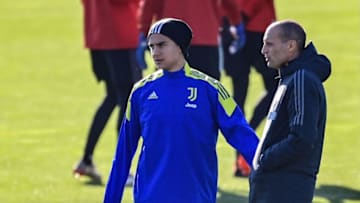 Juventus' Argentine forward Paulo Dybala (C) and Juventus' Italian head coach Massimiliano Allegri attend a training session on December 7, 2021 at the Continassa training ground in Turin, on the eve of the UEFA Champions League Group H football match against Malmo. (Photo by Marco BERTORELLO / AFP) (Photo by MARCO BERTORELLO/AFP via Getty Images)