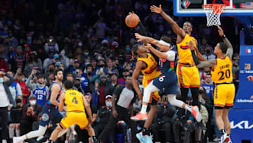 PHILADELPHIA, PA - DECEMBER 23: Seth Curry #31 of the Philadelphia 76ers passes the ball against Wes Iwundu #24, Onyeka Okongwu #17, and John Collins #20 of the Atlanta Hawks at the Wells Fargo Center on December 23, 2021 in Philadelphia, Pennsylvania. The Hawks defeated the 76ers 98-96. NOTE TO USER: User expressly acknowledges and agrees that, by downloading and or using this photograph, User is consenting to the terms and conditions of the Getty Images License Agreement. (Photo by Mitchell Leff/Getty Images)