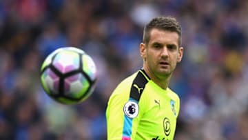 LEICESTER, ENGLAND - SEPTEMBER 17: Thomas Heaton of Burnley in action during the Premier League match between Leicester City and Burnley at The King Power Stadium on September 17, 2016 in Leicester, England. (Photo by Michael Regan/Getty Images)