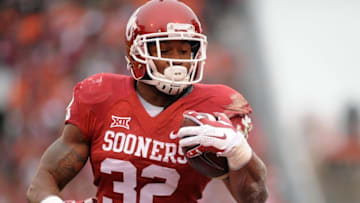 Dec 6, 2014; Norman, OK, USA; Oklahoma Sooners running back Samaje Perine (32) runs the ball for a touchdown against the Oklahoma State Cowboys during the first quarter at Gaylord Family - Oklahoma Memorial Stadium. Mandatory Credit: Mark D. Smith-USA TODAY Sports