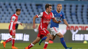 LISBON, PORTUGAL - APRIL 29: SC Braga midfielder Andre Horta from Portugal with CF Os Belenenses midfielder Andre Sousa from Portugal in action during the Primeira Liga match between CF Os Belenenses and SC Braga at Estadio do Restelo on April 29, 2018 in Lisbon, Portugal. (Photo by Gualter Fatia/Getty Images)