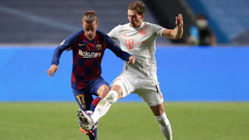 Barcelona's French forward Antoine Griezmann (L) challenges Bayern Munich's German midfielder Leon Goretzka. (Photo by MANU FERNANDEZ/POOL/AFP via Getty Images)