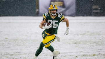 GREEN BAY, WISCONSIN - DECEMBER 27: Robert Tonyan #85 of the Green Bay Packers runs with the ball in the first quarter against the Tennessee Titans at Lambeau Field on December 27, 2020 in Green Bay, Wisconsin. (Photo by Dylan Buell/Getty Images)