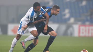 REGGIO NELL'EMILIA, ITALY - OCTOBER 19: Josip Ilicic of Atalanta BC (R) competes for the ball with Allan Rodrigues de Souza of Apollon Limassol FC during the UEFA Europa League group E match between Atalanta and Apollon Limassol at Mapei Stadium - Citta' del Tricolore on October 19, 2017 in Reggio nell'Emilia, Italy. (Photo by Emilio Andreoli/Getty Images)