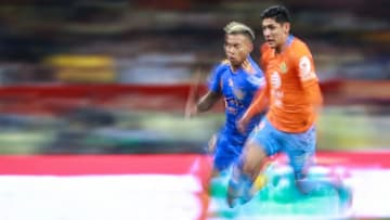 MEXICO CITY, MEXICO - MARCH 30: Eduardo Vargas #9 of Tigres struggles for the ball with Edson Alvarez #4 of America during the 12th round match between America and Tigres UANL as part of the Torneo Clausura 2019 Liga MX at Azteca Stadium on March 30, 2019 in Mexico City, Mexico. (Photo by Hector Vivas/Getty Images)