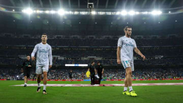 MADRID, SPAIN - SEPTEMBER 20: Cristiano Ronaldo (L) of Real Madrid CF and his teammate Gareth Bale (R) leave the pitch after their team's warming-up before the La Liga match between Real Madrid CF and Real Betis Balompie at Estadio Santiago Bernabeu on September 20, 2017 in Madrid, Spain. (Photo by Gonzalo Arroyo Moreno/Getty Images)