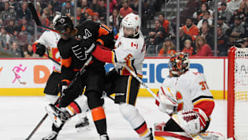 PHILADELPHIA, PA - JANUARY 05: Wayne Simmonds #17 of the Philadelphia Flyers battles for position in front of goaltender David Rittich #33 of the Calgary Flames with Mark Giordano #5 on January 5, 2019 at the Wells Fargo Center in Philadelphia, Pennsylvania. (Photo by Len Redkoles/NHLI via Getty Images)