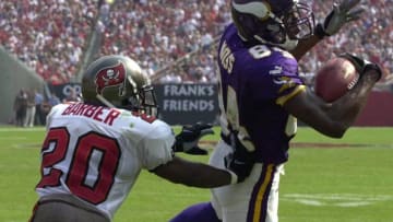 Minnesota Viking Randy Moss (R) catches a touchdown pass from quarterback Daunte Culpepper before Buccaneer Ronde Barber (L) in the second quarter 29 October 2000 at Raymond James Stadium in Tampa, Florida. AFP PHOTO/Peter MUHLY (Photo by PETER MUHLY / AFP) (Photo by PETER MUHLY/AFP via Getty Images)
