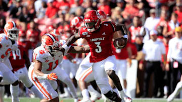 LOUISVILLE, KENTUCKY - OCTOBER 19: Micale Cunningham #6 of the Louisville Cardinals runs with the ball while defended by Isaiah Simmons #11 of the Clemson Tigers at Cardinal Stadium on October 19, 2019 in Louisville, Kentucky. (Photo by Andy Lyons/Getty Images)