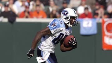 18 Nov 2001 : Derrick Mason of the Tennessee Titans heads downfield against the Cincinnati Bengals during the game at Paul Brown Stadium in Cincinnati, Ohio. The Titans won 20-7. DIGITAL IMAGE. Mandatory Credit : Elsa/Allsport