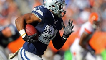 Nov 6, 2016; Cleveland, OH, USA; Dallas Cowboys running back Ezekiel Elliott (21) carries the ball for a touchdown against the Cleveland Browns in the first half at FirstEnergy Stadium. Mandatory Credit: Aaron Doster-USA TODAY Sports