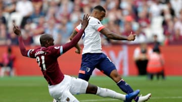 LONDON, ENGLAND - AUGUST 18: Callum Wilson of AFC Bournemouth shoots and scores his side's first goal during the Premier League match between West Ham United and AFC Bournemouth at London Stadium on August 18, 2018 in London, United Kingdom. (Photo by Henry Browne/Getty Images)