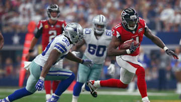 ARLINGTON, TX - SEPTEMBER 27: Julio Jones #11 of the Atlanta Falcons carries the ball against Brandon Carr #39 of the Dallas Cowboys at AT&T Stadium on September 27, 2015 in Arlington, Texas. (Photo by Tom Pennington/Getty Images)