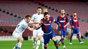 BARCELONA, SPAIN - NOVEMBER 04: Lionel Messi of FC Barcelona competes for the ball with Tomasz Kedziora of Dynamo Kyiv during the UEFA Champions League Group G stage match between FC Barcelona and Dynamo Kyiv at Camp Nou on November 04, 2020 in Barcelona, Spain. (Photo by Pedro Salado/Quality Sport Images/Getty Images)