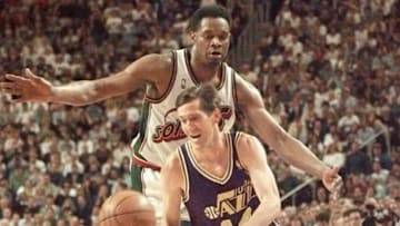 Jeff Hornacek of the Utah Jazz (Photo by JEFF HAYNES/AFP via Getty Images)