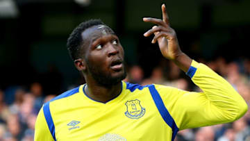 MANCHESTER, ENGLAND - OCTOBER 15: Romelu Lukaku of Everton celebrates scoring his sides first goal during the Premier League match between Manchester City and Everton at Etihad Stadium on October 15, 2016 in Manchester, England. (Photo by Alex Livesey/Getty Images)