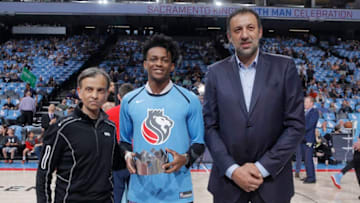 SACRAMENTO, CA - APRIL 7: Owner Vivek Ranadive and General Manager Vlade Divac of the Sacramento Kings present De'Aaron Fox #5 with the 2019 Oscar Robertson Triple-Double Award prior to the game against the New Orleans Pelicans on April 7, 2019 at Golden 1 Center in Sacramento, California. NOTE TO USER: User expressly acknowledges and agrees that, by downloading and or using this photograph, User is consenting to the terms and conditions of the Getty Images Agreement. Mandatory Copyright Notice: Copyright 2019 NBAE (Photo by Rocky Widner/NBAE via Getty Images)
