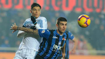 BERGAMO, ITALY - DECEMBER 17: Joaquin Correa of SS Lazio competes for the ball with Gianluca Mancini of Atalanta BC during the Serie A match between Atalanta BC and SS Lazio at Stadio Atleti Azzurri d'Italia on December 17, 2018 in Bergamo, Italy. (Photo by Marco Rosi/Getty Images)