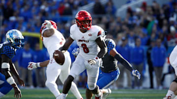 LEXINGTON, KY - NOVEMBER 25: Lamar Jackson #8 of the Louisville Cardinals runs with the ball against the Kentucky Wildcats during the game at Commonwealth Stadium on November 25, 2017 in Lexington, Kentucky. (Photo by Andy Lyons/Getty Images)