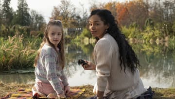 THE HAUNTING OF BLY MANOR (L to R) AMELIE SMITH as FLORA and TAHIRAH SHARIF as REBECCA JESSEL in episode 103 of THE HAUNTING OF BLY MANOR Cr. EIKE SCHROTER/NETFLIX © 2020