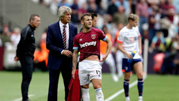 LONDON, ENGLAND - AUGUST 18: Manuel Pellegrini, Manager of West Ham United talks with Jack Wilshere of West Ham United during the Premier League match between West Ham United and AFC Bournemouth at London Stadium on August 18, 2018 in London, United Kingdom. (Photo by Henry Browne/Getty Images)