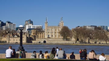 LONDON, UNITED KINGDOM - 2021/03/29: People enjoy the sunshine in Potters Fields Park with a view of the Tower of London.People flock outdoors on a warm day as lockdown rules are relaxed in England. (Photo by Vuk Valcic/SOPA Images/LightRocket via Getty Images)