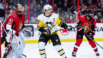 OTTAWA, ON - NOVEMBER 16: Pittsburgh Penguins Center Sidney Crosby (87) takes up position in front of Ottawa Senators Goalie Craig Anderson (41) during first period National Hockey League action between the Pittsburgh Penguins and Ottawa Senators on November 16, 2017, at Canadian Tire Centre in Ottawa, ON, Canada. (Photo by Richard A. Whittaker/Icon Sportswire via Getty Images)