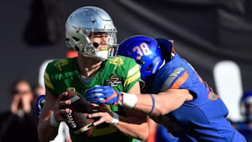 LAS VEGAS, NV - DECEMBER 16: Quaterback Justin Herbert #10 of the Oregon Ducks looks to pass uner pressure from Leighton Vander Esch #38 of the Boise State Broncos in the Las Vegas Bowl at Sam Boyd Stadium on December 16, 2017 in Las Vegas, Nevada. Boise State won 38-28. (Photo by David Becker/Getty Images)