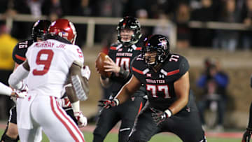 Nov 3, 2018; Lubbock, TX, USA; Texas Tech Red Raiders offensive guard Jacob Hines (77) prepares to block Oklahoma Sooners linebacker Kenneth Murray (9) at Jones AT&T Stadium. Mandatory Credit: Michael C. Johnson-USA TODAY Sports